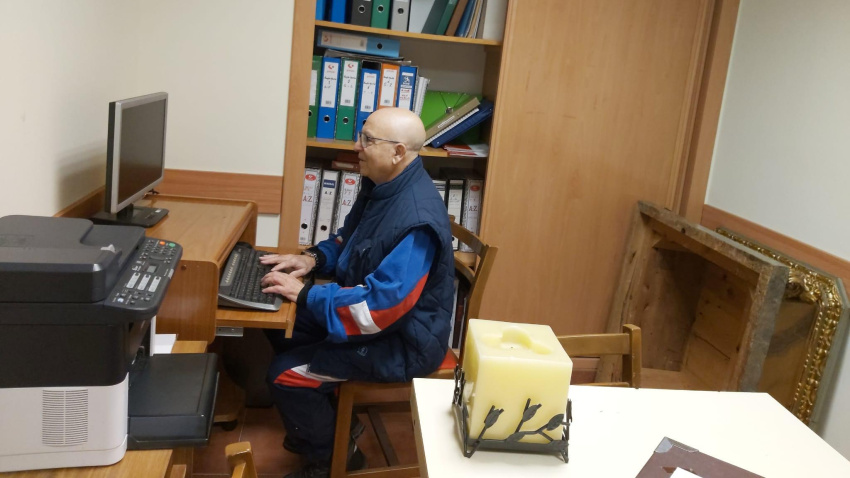 La labor del voluntario guadalajareño es llevar un "control" de las familias a las que atiende Cáritas Diocesana