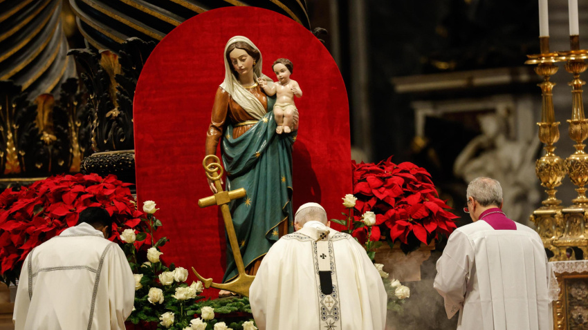 Vatican City (Vatican City State (Holy See)), 01/01/2026.- Pope Leo XIV (C) presides over the New Year's Day Mass in St. Peter's Basilica, Vatican City, 01 January 2026. (Papa) EFE/EPA/GIUSEPPE LAMI