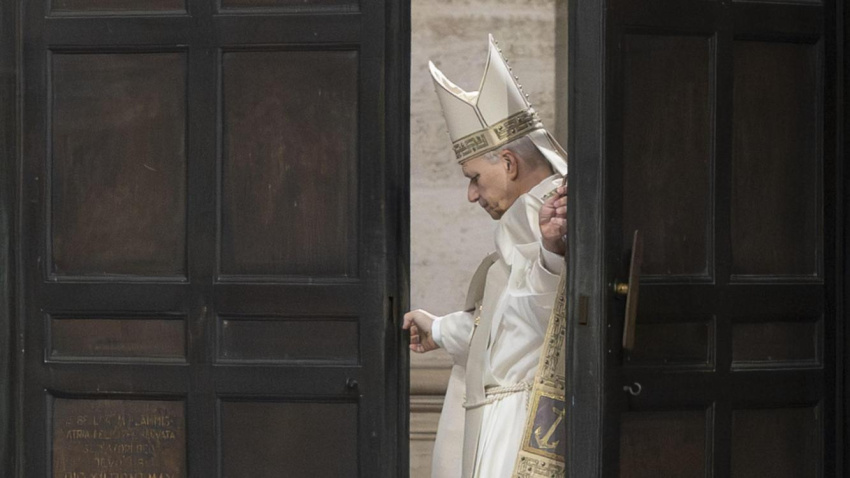 Vatican City (Vatican City State (Holy See)), 06/01/2026.- A handout photo made available by the Quirinale press office shows Pope Leo XIV closing the Holy Door of St. Peters Basilica on the Feast of the Epiphany, marking the official end of the Jubilee Year 2025, in Vatican City, 06 January 2026. (Papa) EFE/EPA/FRANCESCO AMMENDOLA/QUIRINALE PRESS OFFICE HANDOUT HANDOUT EDITORIAL USE ONLY/NO SALES