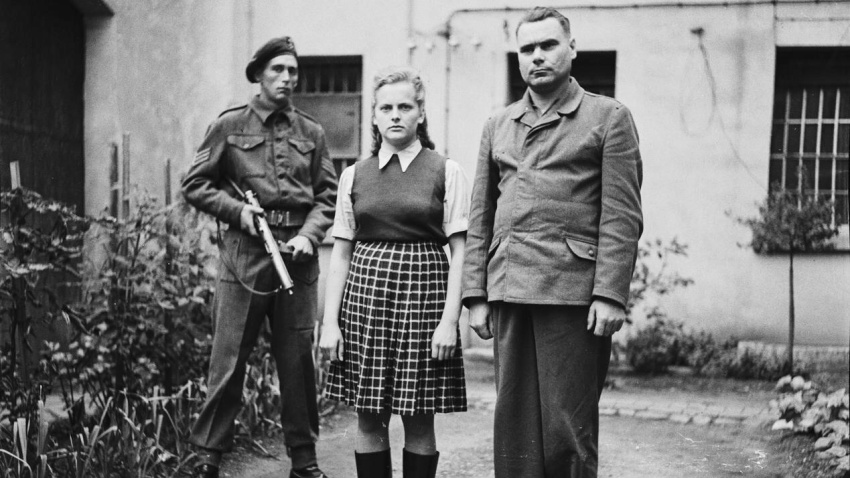 Retratos de guardianes del campo de concentración de Bergen-Belsen en Celle, a la espera de juicio, agosto de 1945