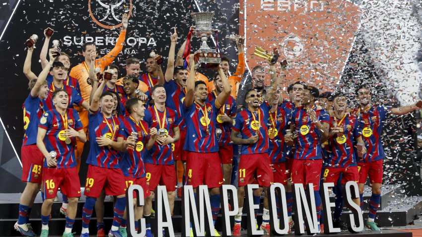 El Barcelona celebra el título de la Supercopa de España