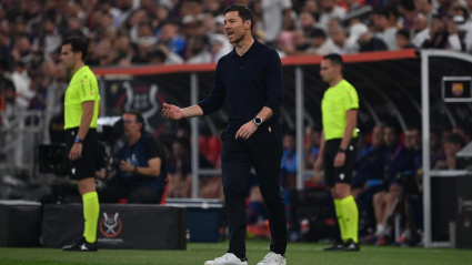 Xabi Alonso da órdenes a los jugadores del Real Madrid durante la final de la Supercopa de España