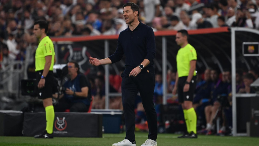 Xabi Alonso da órdenes a los jugadores del Real Madrid durante la final de la Supercopa de España