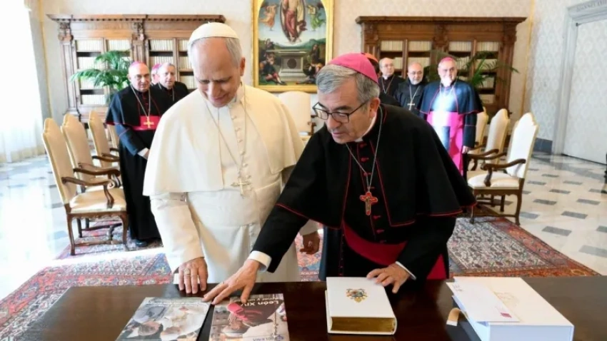 El Papa León XIV junto al presidente de la CEE, Luis Argüello