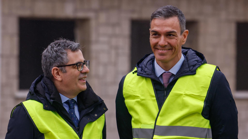 El presidente del Gobierno, Pedro Sánchez (d) junto al ministro de Justicia, Félix Bolaños, asisten al inicio de la demolición de los cuarteles de Campamento (suroeste de Madrid), con el que comienza la actuación de regeneración urbana pública más importante del país, que implica la construcción de al menos 10.700 viviendas a precios asequibles