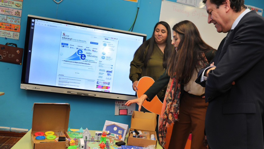 El consejero de Economía y Hacienda y portavoz, Carlos Fernández Carriedo, participa en la presentación del programa Exploradores STEM de vocaciones tempranas en Ciencia, Tecnología, Ingeniería y Matemáticas en el CEIP Modesto Lafuente de Palencia