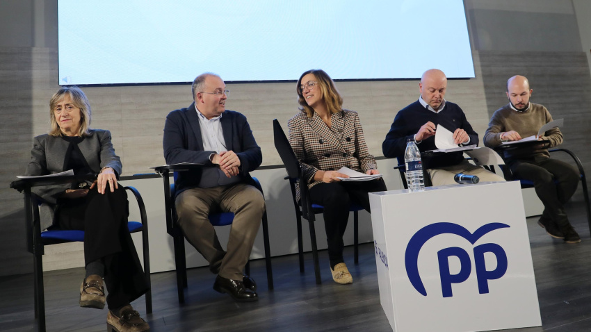 El secretario general del Partido Popular, Miguel Tellado, junto a la  presidenta provincial del partido, Ángeles Armisén, participa en la reunión de la Junta Directiva Provincial del Partido Popular de Palencia
