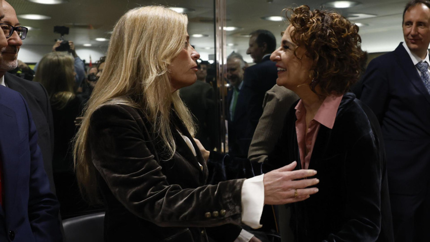 La vicepresidenta primera del Gobierno y ministra de Hacienda, María Jesús Montero (d), saluda a la consejera de Economía de la Comunidad de Madrid, Rocío Albert, este martes en la capital, donde se reúnes el Consejo de Política Fiscal y Financiera (CPFF) con las comunidades autónomas para abordar la propuesta de financiación autonómica del ejecutivo. También asiste el ministro de Política Territorial y Memoria Democrática, Ángel Víctor Torres.