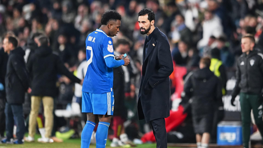 Álvaro Arbeloa y Vinicius Junior del Real Madrid durante el partido de Copa de España, Copa del Rey, octavos de final de fútbol entre el Albacete Balompié y el Real Madrid en el Estadio Carlos Belmonte