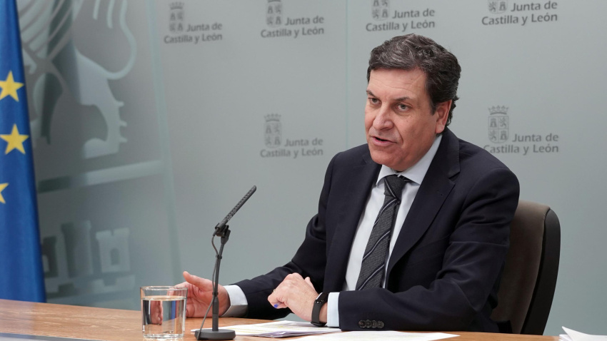 El consejero de Economía y Hacienda y portavoz, Carlos Fernández Carriedo, comparece en rueda de prensa posterior al Consejo de Gobierno