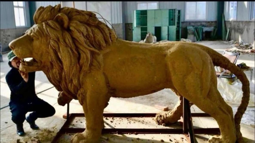 El debate por las estatuas en el Puerto de Málaga: entre la "merdellonada" y la exigencia de disculpas al artista Ginés Serrán