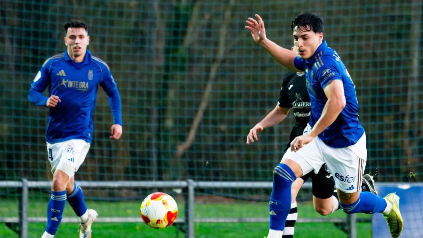 Joaquín Delgado jugando un partido con el filial del Real Oviedo