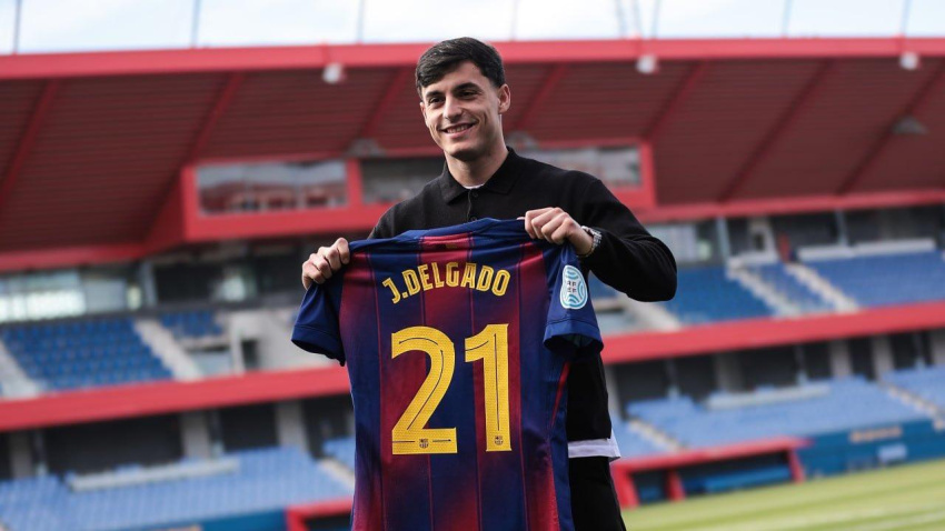 Joaquín Delgado posando con la camiseta del Barça Atlètic