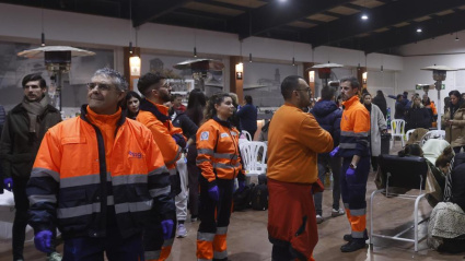 Miembros de Protección Civil en el polideportivo de Adamuz, en Córdoba, al que están siendo trasladados los heridos leves en el accidente de trenes que ha costado la vida al menos a 21 personas