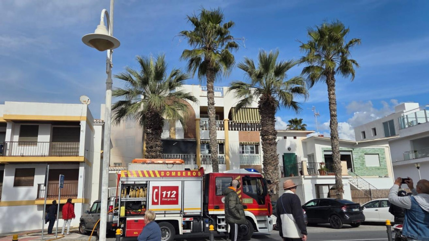 Controlan un incendio en una vivienda de Almuñécar gracias a la rápida actuación de los bomberos