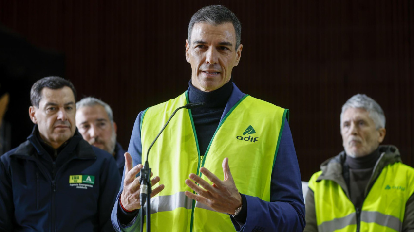 Pedro Sánchez durante la comparecencia ante los medios de comunicación en Adamuz, Córdoba