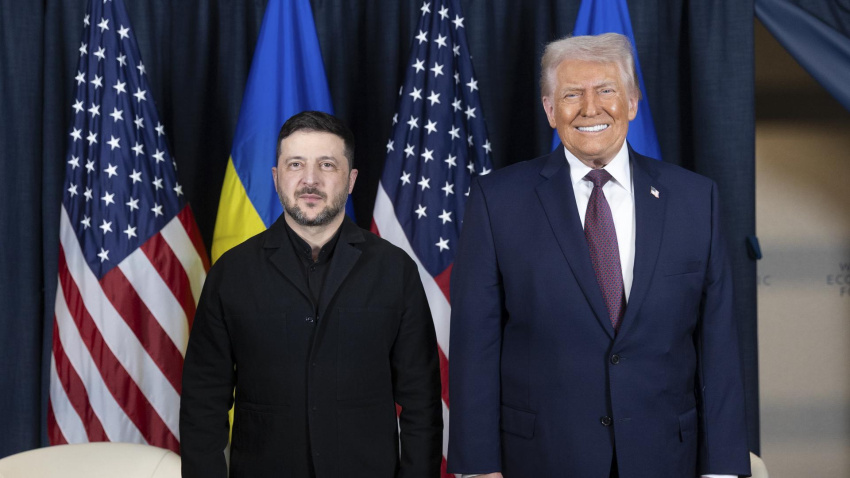 Una foto proporcionada por el Servicio de Prensa Presidencial de Ucrania muestra al presidente de Ucrania, Volodymyr Zelensky (izq.), con el presidente de Estados Unidos, Donald Trump (der.), durante su reunión al margen de la 56ª reunión anual del Foro Económico Mundial (FEM), en Davos.