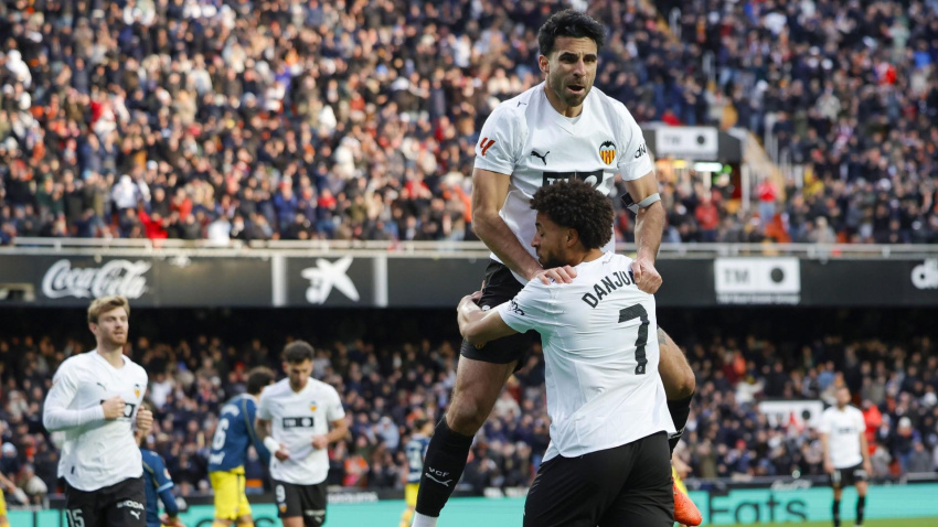 Cömert redondeó con gol su gran partido en defensa