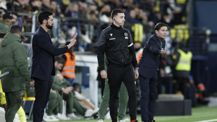 Marcelino y Arbeloa dan instrucciones a sus jugadores durante el Villarreal - Real Madrid