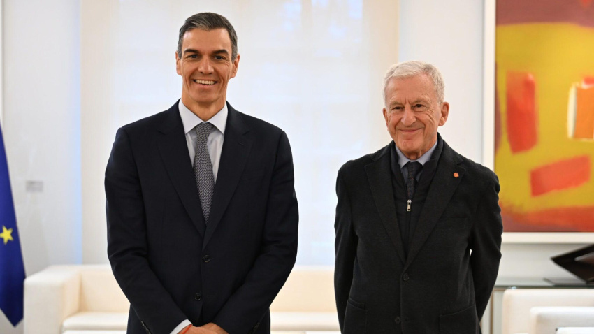Pedro Sánchez junto al presidente de Cáritas España, Manuel Bretón