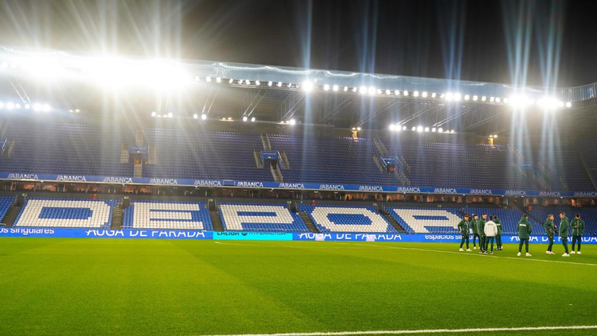 El Racing a su llegada a Riazor, antes del partido contra el Deportivo