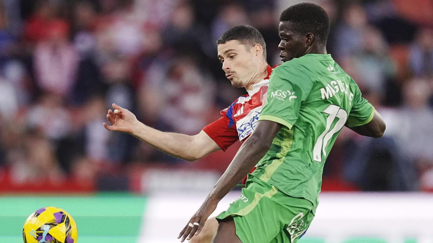 Sergio Ruiz y Maguette pelean por el balón en el Granada-Racing de la temporada pasada