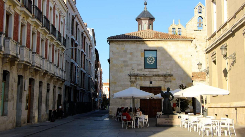 Imagen de archivo de una terraza junto a la plaza mayor, en Palencia