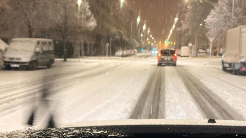 Coche circulando con nieve en Salamanca