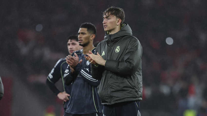 Dean Huijsen del Real Madrid CF saluda a los aficionados durante el partido de la fase 8 de la UEFA Champions League 2025/26 entre el SL Benfica y el Real Madrid C.F. en el Estadio do Sport Lisboa e Benfica