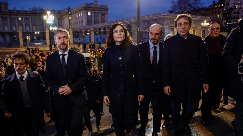 La presidenta de la Comunidad de Madrid, Isabel Díaz Ayuso (c), y el alcalde de Madrid, José Luis Martínez-Almeida (2d), entre otros, asisten a la misa funeral católica por las víctimas de los accidentes ferroviarios de la pasada semana organizada por la Provincia Eclesiástica de Madrid, este jueves en la Catedral de Santa María la Real de la Almudena.