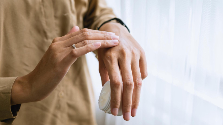 El error que casi todos cometemos en invierno y que destroza la piel