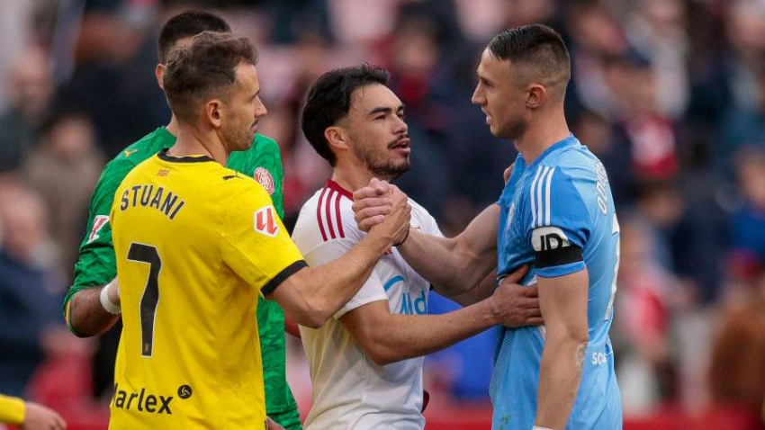 Vlachodimos saluda a Stuani tras el Sevilla-Girona