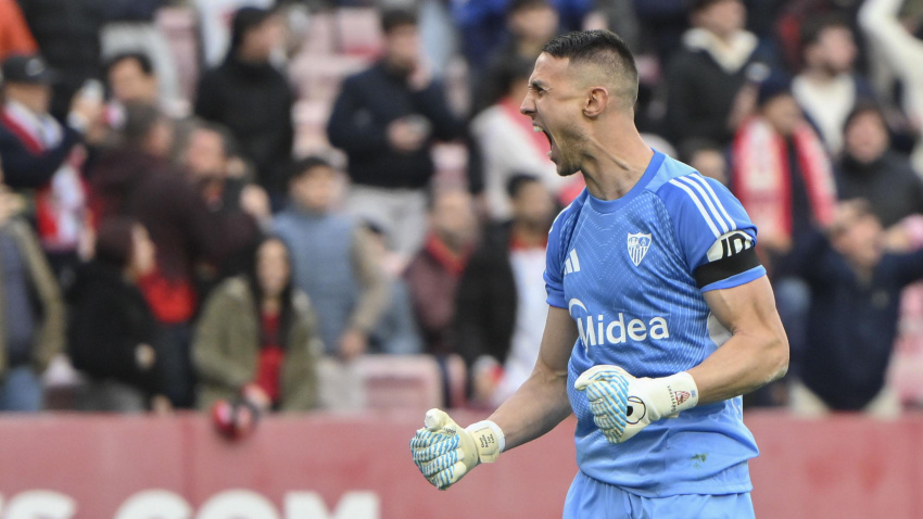 SEVILLA, 08/02/2026.- E portero del Sevilla, Odysseas Vlachodimos en la jugada del penalti durante el partido de la jornada 23 de Liga que el Sevilla y el Girona disputan este domingo en el estadio Ramón Sánchez Pizjuán de Sevilla. EFE/ Raul Caro