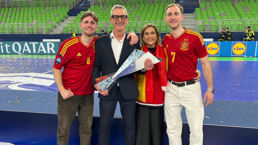 El doctor Martínez Riaza, su mujer y dos de sus tres hijos, en Eslovenia