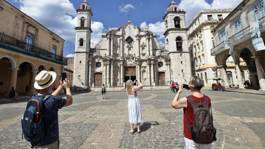 Turistas tomando fotos de la catedral de La Habana (Cuba)