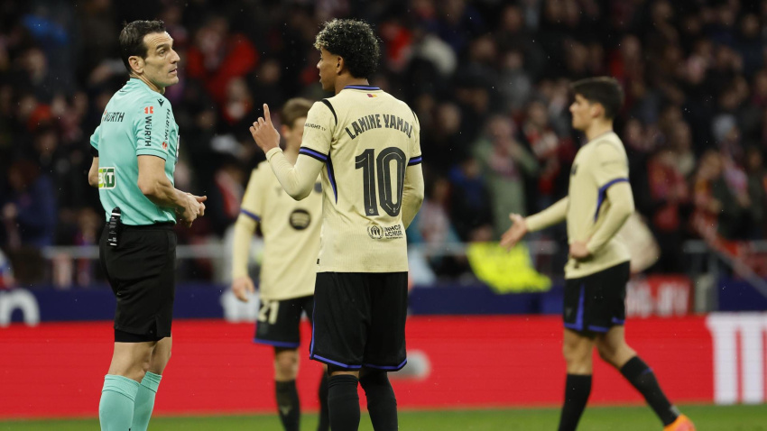 El delantero del Barcelona Lamine Yamal habla con el árbitro Martínez Munuera al final del partido de ida de la semifinales de la Copa del Rey que Atlético de Madrid y FC Barcelona disputan este jueves en el estadio Metropolitano, en Madrid