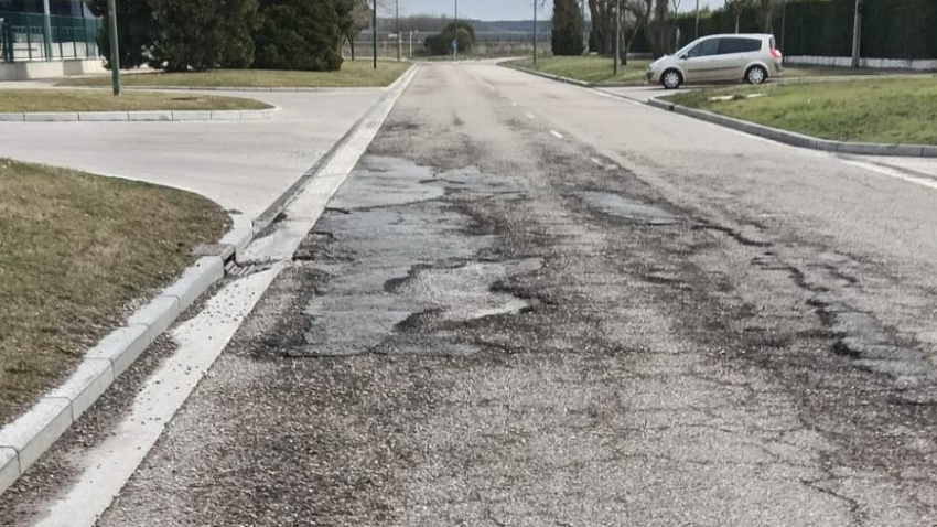 Estado de la carretera en la calle La Bureba en Burgos