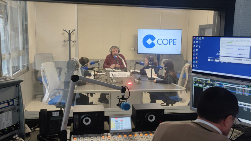 Momento de la entrevista de los alumnos del Cluny en COPE Santiago