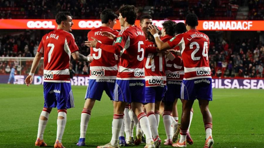 Los jugadores del Granada celebran uno de los goles ante el Valladolid