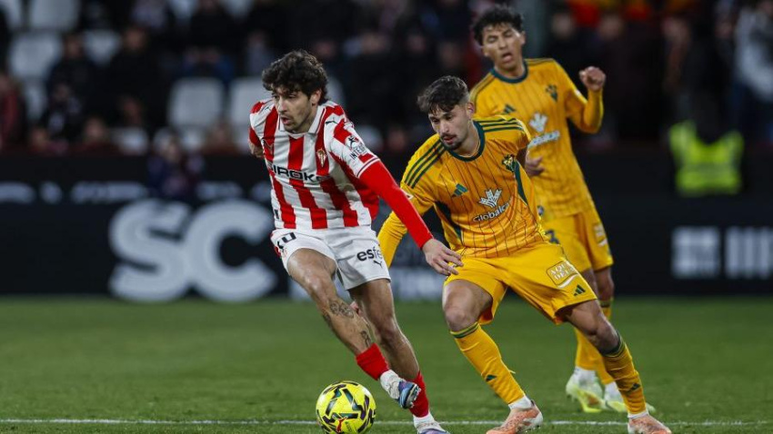 Gelabert disputa una pelota en el Carlos Belmonte de Albacete