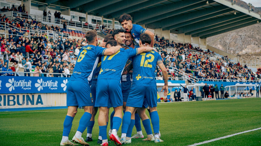 Los jugadores del CF Lorca Deportiva, celebrando un gol en casa