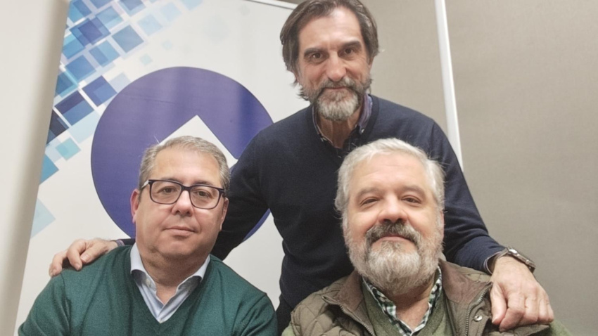 Ángel Heredia con los miembros del equipo de 'Carrera Oficial' Gabriel Álvarez y Enrique Barberá