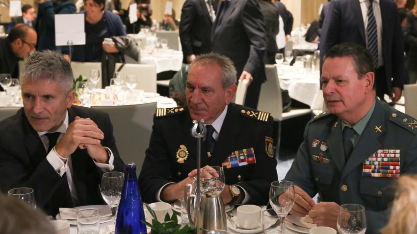 El ministro de Interior, Fernado Grande-Marlaska (izquierda), junto al DAO de la Policía Nacional, José Ángel González
