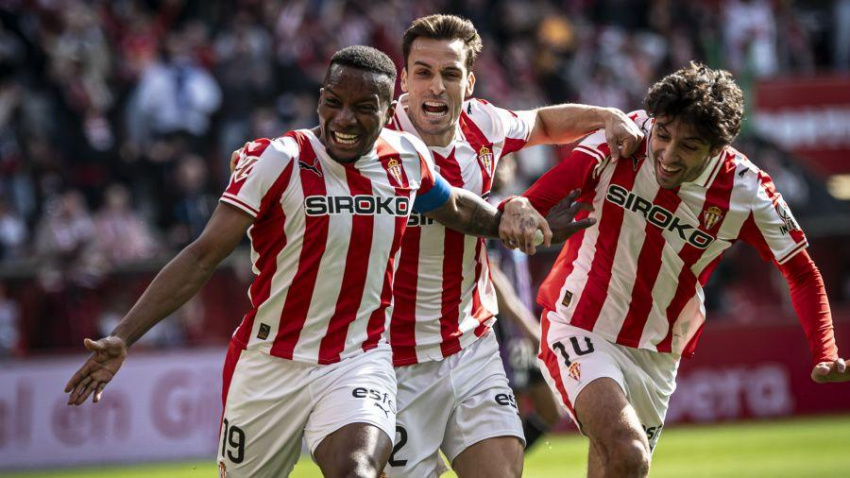Juan Otero celebra su gol de chilena junto a Gelabert y a Olivan
