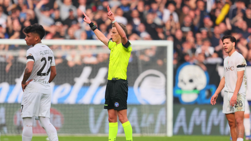 El árbitro Daniele Chiffi revoca un penalti a favor del Nápoles tras la revisión del VAR