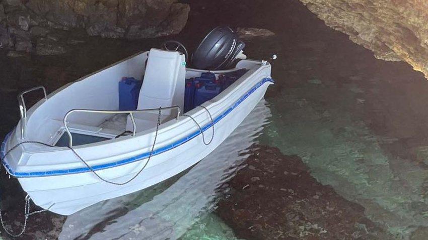 Patera abandonada en Ibiza