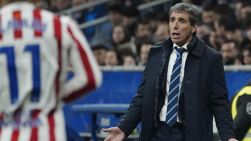 Guillermo Almada, entrenador del Oviedo durante el partido ante el Atlético
