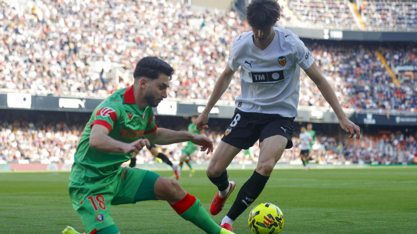 Guerra va cogiendo poso en el once de Corberán