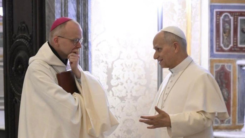 El monje cisterciense Erik Varden junto al papa León XIV