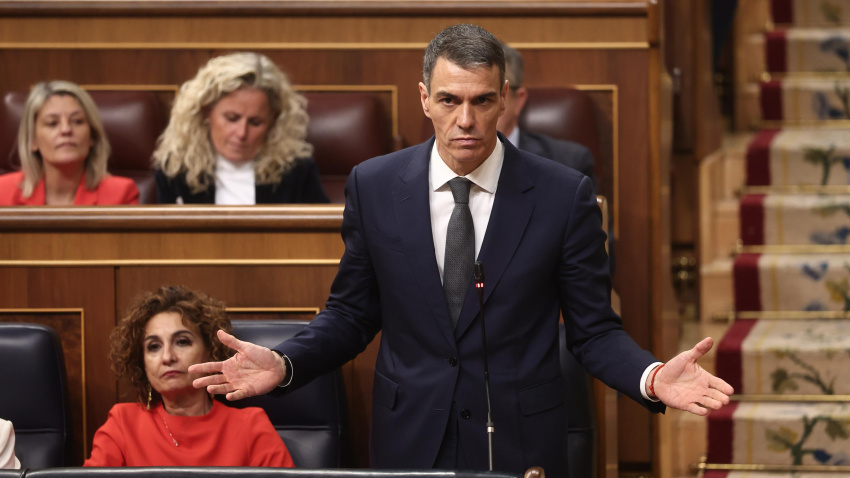 (Foto de ARCHIVO)El presidente del Gobierno, Pedro Sánchez (i), la vicepresidenta primera del Gobierno y ministra de Hacienda, María Jesús Montero (d), en una sesión de control al Gobierno , en el Congreso de los Diputados, a 11 de febrero de 2026, en Madrid (España). El pleno acoge el primer cara a cara del año entre el líder de la oposición y el presidente del Gobierno, el cual comparece para dar explicaciones sobre los recientes accidentes ferroviarios que provocaron 47 muertos y dar cuenta de la posición del Ejecutivo sobre el contenido de las últimas reuniones y foros internacionales en los que ha participado.Eduardo Parra / Europa Press11 FEBRERO 2026;CONGRESO DE DIPUTADOS11/2/2026